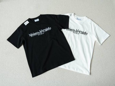 长青经典款 Maison Margiela马吉拉 X Tommy Cash联名款刺绣Logo短袖T恤 男女同款 - 颜色 黑色 白色 - 尺码 S M L Xl