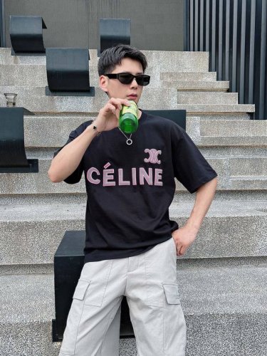celin* 顶级货品2025春夏新款首发专柜最新款短袖圆领T恤 高端订制 设计前卫时尚！品牌Logo重工艺设计 高端定制260克面料.手感柔软.穿着舒适.专柜