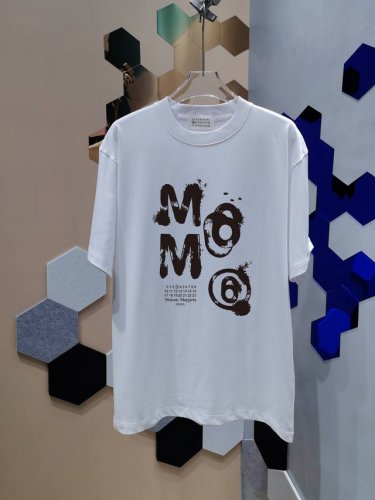 马吉拉 Mm6 高品质2025春夏 官网走秀款Lv大师亲手设计潮牌新品印花圆领短袖T恤 时尚又个性 超级百搭好看的一款 男女同款 人手必备 吊牌 领标 水洗麦
