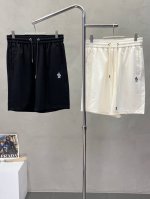 moncler蒙口独家专供新款休闲短裤高端版本！专柜定制面料 透气舒适度高，细节无可挑剔，品牌元素设计理念，体现高品质。手感细腻柔软！呈现休闲裁剪，上身版型超赞