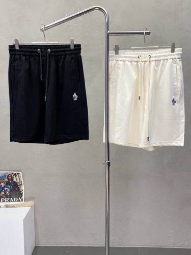 moncler蒙口独家专供新款休闲短裤高端版本！专柜定制面料 透气舒适度高，细节无可挑剔，品牌元素设计理念，体现高品质。手感细腻柔软！呈现休闲裁剪，上身版型超赞