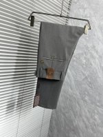lv 休闲裤 西裤2025Ss春夏新款 高级定制裤子专用面料 定制原版五金 重工工艺打造 车工走线精细 定制面料 柔软舒适 质感显著 辅料精美 上身效果超赞 三