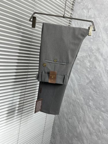 lv 休闲裤 西裤2025Ss春夏新款 高级定制裤子专用面料 定制原版五金 重工工艺打造 车工走线精细 定制面料 柔软舒适 质感显著 辅料精美 上身效果超赞 三