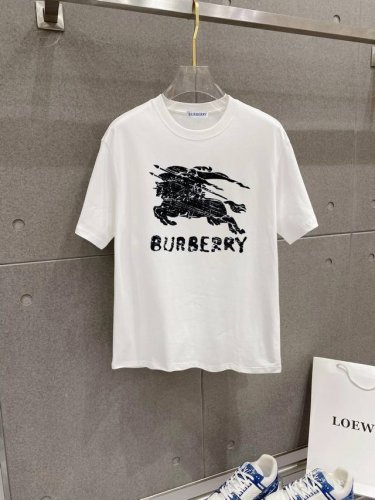 巴宝莉 顶级版本 顶级版本 新款字母印花双层重工短袖T桖 字母图案不管是T桖还是卫衣都是每年的爆款单品 前幅大面积印花采用大康丽数码印花机直喷 成本极高 经过多