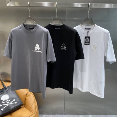 克家 克罗心T恤，简约中的个性之选！ 左胸处精致的白色图案，看似抽象却充满设计感，为简约的T恤增添了一抹独特的亮点，让整体造型瞬间提升一个档次。面料柔软亲肤，透