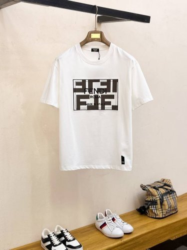 Ss芬家纯棉最新面料 最高版本 胸前Fendi叠加重工刺绣经典标识图案Logo时尚简约潮流短袖，最顶级的品质专柜原单短袖，顶级制作工艺进口面料，专柜款独特设计，