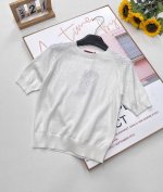 Gucci2025新款镂空针织短袖，定制Yb全棉纱线织造 质感高级舒适 针织短袖上衣剪裁 自领口向下延伸至一半 利用镂空钩针肌理交织 勾勒出菱形分布的双G字母徽
