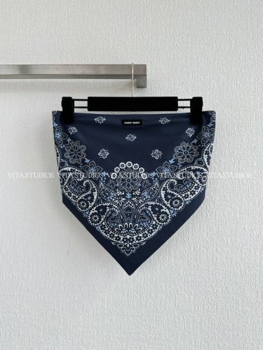 爆款现货 方巾抹胸上衣 选好由棉麻、莱赛尔纤维混纺，兼具舒适、透气与挺括垂坠感。 将经典方巾创新演绎为抹胸款式，背部绑带设计。可单穿，也可将经典的单品进行反常态