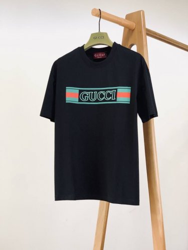 gucci 古驰 2025Ss春夏新品 时尚界的宠儿！尽显奢华品质。甄选优质面料打造，奢华与时尚的完美结合，以其精湛的工艺和独特的设计理念闻名于世，这款T恤更是