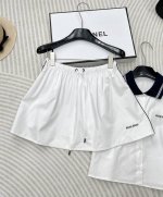 MIU MIU24SS张元英同款学院风polo短袖衬衫半裙套装 经典POLO短袖设计 短裙内里有安全裤 穿上去很松弛 轻松多些 又很容易带入生活的穿搭 清新甜美
