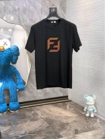 芬迪。2025春夏新品时尚圆领短袖高级定制百搭款式！更有实用感 任何人都可以轻松驾驭 采用双丝光面料制作，奢华经典品牌Logo设计，G非常显档次懂货的必须入！版