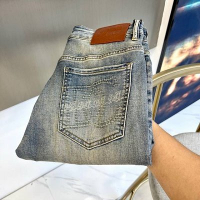 Dg、2025春夏新品男士原单重磅限量丹宁软布牛仔裤，比较百搭的一款丹宁，最纯粹的原色调，通体无复杂工艺做噱头，视觉非常干净，唯独破洞重水洗Logo极为抢眼！当