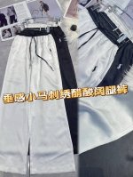 垂坠凉感天花板！！ 垂感小马刺绣醋酸阔腿裤，独特的暗纹醋酸面料，自带高级光泽，行走间尽显丝滑垂坠。精致小马刺绣，宛如点睛之笔，赋予裤子灵动与个性。宽松的阔腿版型