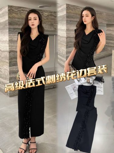 套装 高级法式刺绣花边套装，将优雅与精致完美融合。主调经典大气，无袖V领上衣简约流畅，巧妙修饰颈部线条。侧边精致刺绣花边，如艺术品般细腻，为整体增添浪漫法式风情