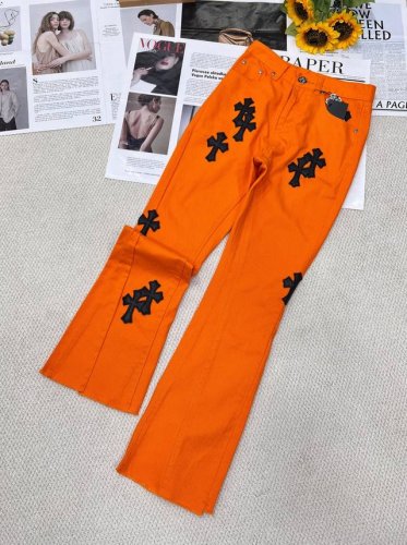 Chrome Hearts Ch克罗心毛边牛仔裤，是街头潮流与朋克精神的完美融合。这条橙红色牛仔裤，夺目色彩本就吸睛，标志性黑色十字刺绣更是灵魂点缀，打破常规，