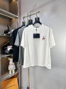 prad*普拉达 Ss25早春新款短袖T恤，冰潮棉系列越洗越柔软 官W1-1克重260 高版本 顶级图案Logo，帅气时尚，简约百搭款。不仅挺括，保持潮流的廓形