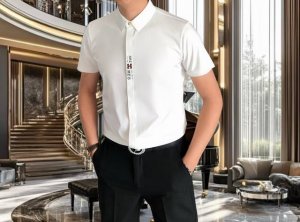 p180 H*Rmes 爱马仕2025早春新款男士原单休闲短袖衬衫 官网同步发售 简洁时尚百搭 高端品质无缝切割包边 印胶字母Logo图案设计 定制进口锦氨天丝