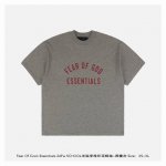 fear Of God-Essentials 24Fw School半弧字母印花短袖-燕麦灰 采用重磅260G纯棉面料 柔软亲肤且具备自然垂坠感 质地厚实挺括