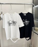 品名： 马吉拉Show款兔子割破短袖 尺码：S.M.L 颜色：白色 黑色 这就是天才金智秀的选择吗！智秀见面会同款穿搭，我也是Get啦，秀秀穿上简直太可爱了行走