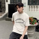 爆款模特图 浅灰色 顶级版本Fear Of God Fog Essentials复线23Ss最新款硅胶植绒字母印花短袖 猫眼反光硅胶印花 给人眼前一亮 光夜如新