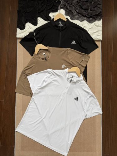 adidas阿迪达斯 夏季户外运动健身 半拉链刺绣Logo短袖T恤 采用轻盈透气的功能性聚酯纤维面料，具备良好的吸湿排汗性能，能够迅速蒸发汗液，保持肌肤干爽；面