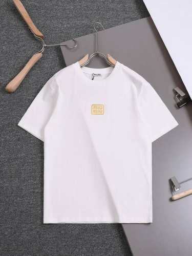 新款上架 Miu Miu24新款Logo刺绣短袖T恤，纯棉面料，面料洗水，洗水后280克重左右。亲肤细腻，做工精致。 颜色：黑 白 尺码：Xs S M L