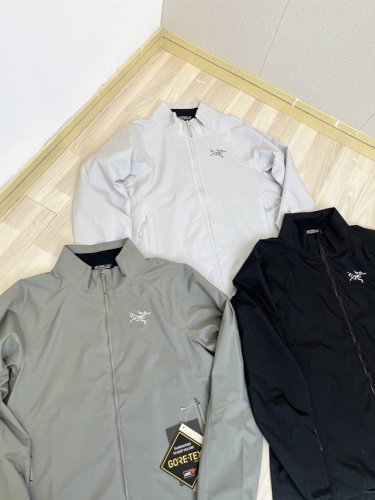 Arc Kadin Ss Jacket 纯色刺绣Logo立领长袖软壳风壳夹克外套 穿行于山脊线与美术馆的流动雕塑 黑洞黑收编所有过剩的光 幽雾绿是苔原破晓的第一