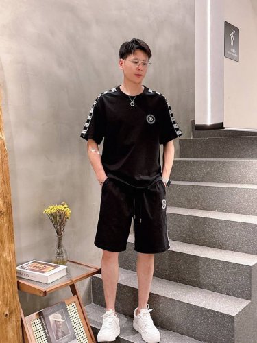 直 品牌 D&G杜嘉班纳 2025圆领短袖短裤套装 纯棉面料上身不会闷热，爽滑舒适的亲肤效果更加透气，面料自带肌理感 经典徽标工艺 独有的角度全新演绎 时尚百搭