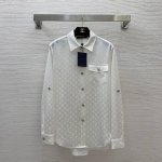 款号G25042384 Louis*驴家新款 高端定制进口醋酸提花面料、通体老花字母Logo提花翻盖口袋系扣翻领宽松P醋酸衬衣！白色、黑色， M码：肩宽41，前