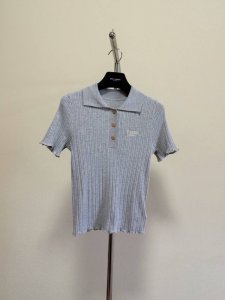 fend 针织Polo衫 修身翻领Polo衫 袖口与下摆呈现木耳边设计 竖条的肌理感 胸前品牌标志X刺绣 金色Logo扣子点缀 复古时尚 彰显品牌格调 上身俏皮
