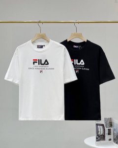 Fila斐乐正方小Logo经典款印花休闲宽松情侣款 短袖T恤 款号：C322 颜色: 黑色 白色 细节版本一比一复刻 重磅专柜最新款！走一波！绝对私房牛货！ 原