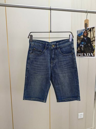 lv。2025春夏最新推出男士牛仔短裤新品！重工水洗牛仔面料，定制面料和一般牛仔布料比起来，更加柔软舒适！超重工洗水工艺 双工艺洗水 整条裤子，手感舒适，细腻程