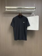 prada 胸前三角标短袖T恤，定制40支单纱平纹针织布 配套1*1无根螺纹 标志性的涂珐琅金属三角形徽标点缀胸前 经典时尚 大方气质 把优雅风展露的一览无余