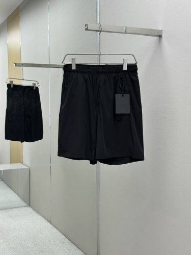 moncler弹力尼龙短裤 面料选择 融合锦纶与氨纶科学配比织造 形成独特的经纬双向弹力性能面料 氨纶提供高达40%横向弹性 锦纶则增强纵向延展力 双向拉伸可达
