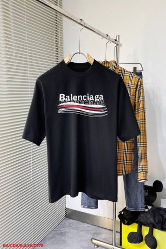 D770 Babalenciaga 巴黎世家 25Ss 可乐斑驳印花水洗破洞短袖T恤 购入原版对版操作今年新发售的可乐区别往年。领口，袖口，下摆均采用破洞工艺处