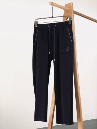 brunello Cucinelli 布鲁奈罗.库奇内利 2025Ss早春新品 以罗马建筑美学为灵感，Bc 2025春夏系列重塑都市慢跑裤的奢华定义。前幅采用建