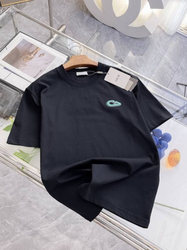 ss迪奥纯棉最新面料经典标识图案Logo时尚简约潮流短袖，最顶级的品质专柜原单短袖，顶级制作工艺进口面料，专柜款独特设计，采用进口高端订制面料。官网在售！面料版