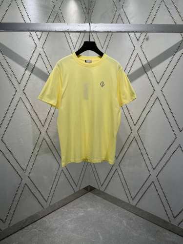 迪奥 25Ss新款 Cd Diamond T 恤是二零二五秋季男装系列新品，焕新演绎衣橱经典单品。采用黄色棉质平纹针织面料精心制作，胸前饰以 Cd Diamon