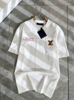 p210 Louisvuitt*路易*登 2025春夏全新系列单品上线，非常时髦前卫的一款男女同款短袖T恤，标识Logo图案修饰！区别于以往的不同，宣示品牌传承