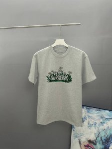 burberry巴宝莉2025春夏经典印花圆领短袖T恤采用280克双纱精棉 衣服偏厚使整体高透气和柔软性 高版本 三标齐全 男女同款 颜色 白色 黑色 灰色 杏