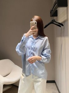 prad* 25Ss春夏新款 翻领系带垂坠感长袖衬衫丨独家高版出品 上身可盐可甜的百搭单品 定制面料 无论单穿还是作为防晒外搭都很可 Oversize宽松版型完