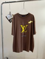 价格p： 品名：1V棕榈岛烫钻Logo短袖 尺码：M.L 颜色：棕色 1V棕榈岛一衣多穿的高级感，自带滤镜的棕，不挑肤色还显白，随便搭都像精心搭配过！ 行走的星