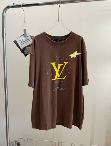 价格p： 品名：1V棕榈岛烫钻Logo短袖 尺码：M.L 颜色：棕色 1V棕榈岛一衣多穿的高级感，自带滤镜的棕，不挑肤色还显白，随便搭都像精心搭配过！ 行走的星