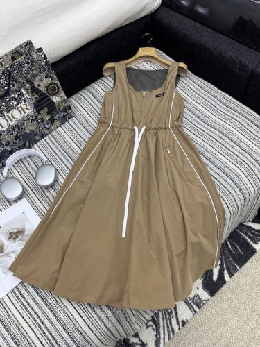 爆款现货 原单高品质 Miu Mi*｜25新款休闲抽绳背心连衣裙 颜色百搭高级 定制松紧收腰 大裙摆包容性好 尽显高级随意感 视觉盛宴 四季必入的百搭单品 订制