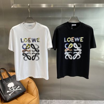 罗家 罗意威潮酷T恤 黑色底色上的艺术涂鸦 正面彩色的“Loewe”字母，搭配上泼墨涂鸦风格的品牌标识图案，潮流感十足，仿佛是把艺术穿在了身上。Xs-L 隔天