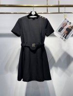 上新 独家高品质圆领高级小黑裙 25Ss Miumi*林允儿同款黑色高级收腰连衣裙 高级显瘦的收腰设计 面料是优选进口优质醋酸面料 面料垂感都特别高级 好打理不