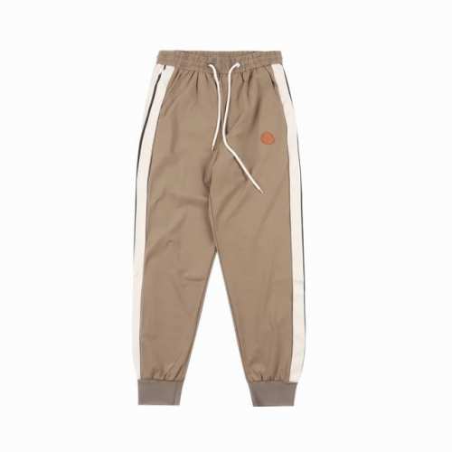 290 Moncler蒙口 徽标织带徽标长裤 品牌Logo徽标刺绣，精湛的刺绣工艺，加上品牌标志性的Logo徽标一起打造了专属于蒙口的品牌魅力，时尚又高级。整条