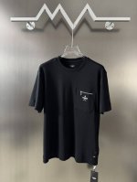 p110 fend 24款口袋拉链短袖 定制280克潮牌双面 罗纹本布 定制双F提花面料 上身柔软舒适 质感十足 搭配胸口Fendi口袋拉链 高级和气质兼备 满