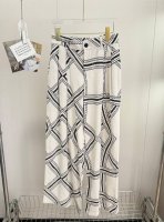 价格P： 品名：* 富婆裤松弛感亚麻休闲裤 尺码：M.L 颜色：米白色 谁懂这条裤子的含金量，气质风最近很霸道～穿出超模比例，小粗腿居然穿出了纸片人效果，简直就
