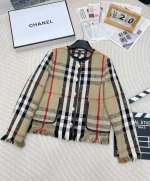 Burberry经典格纹圆领流苏休闲外套，原版开发面料 手工流苏拔毛工艺设计 ，开模定制五金扣。白富美高级必备单品。保持原有风格，上身超级显瘦 出街必备一款 ！